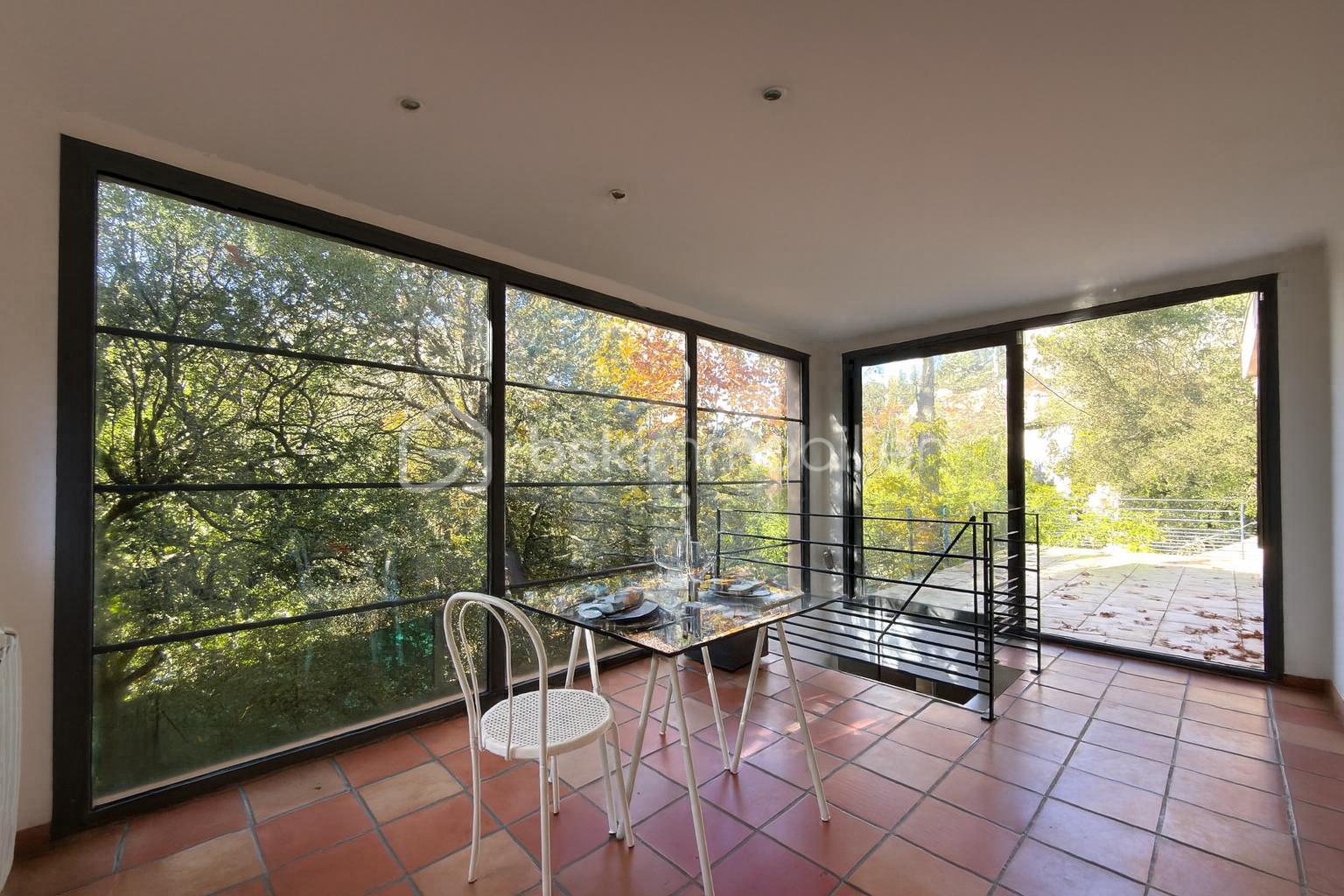 Maison de 168 m² - 20251113_1500_Table Chic Préparée_remix_01k9yr2qmpe528tbbcrt8dbcgj.png