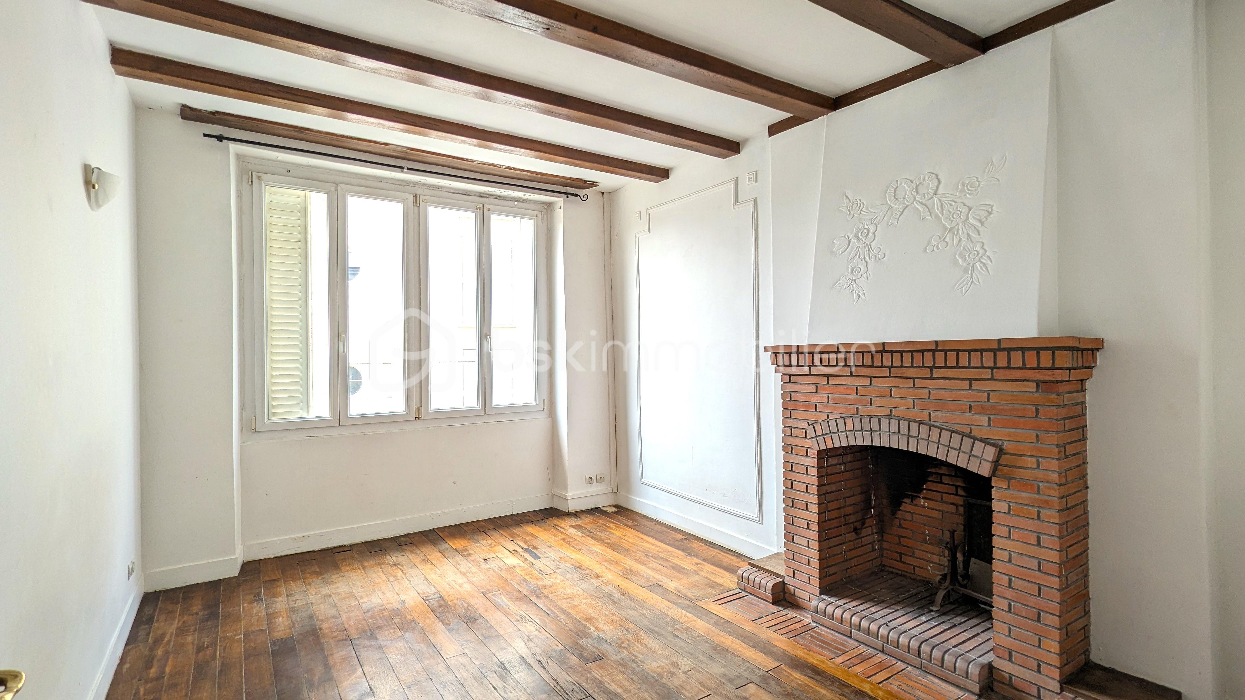 Maison ancienne de 131 m² - 2 salon cheminée.jpg