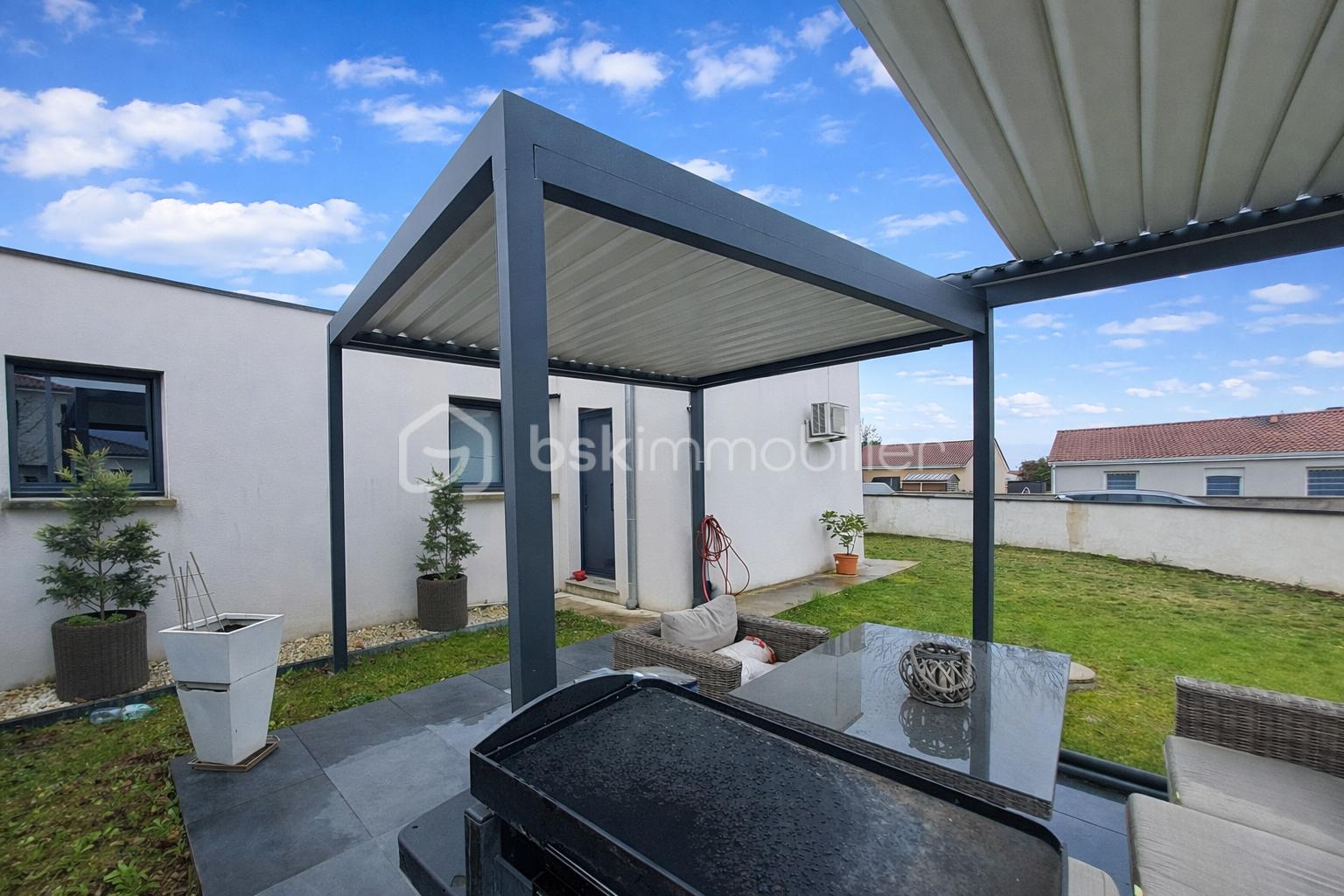 Patio tranquille sous le ciel bleu.png