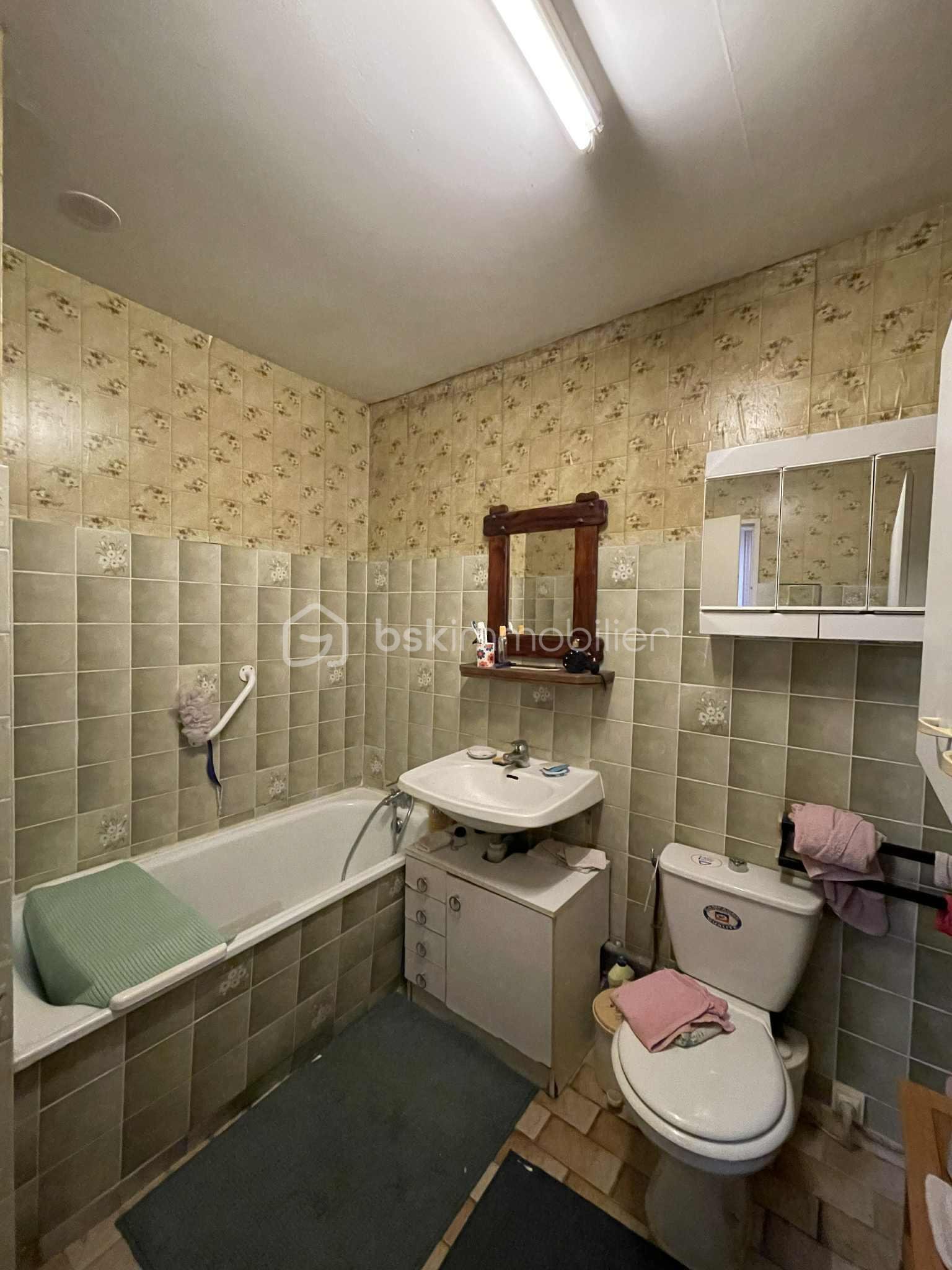 Maison traditionnelle de 88 m² - salle de bain.jfif