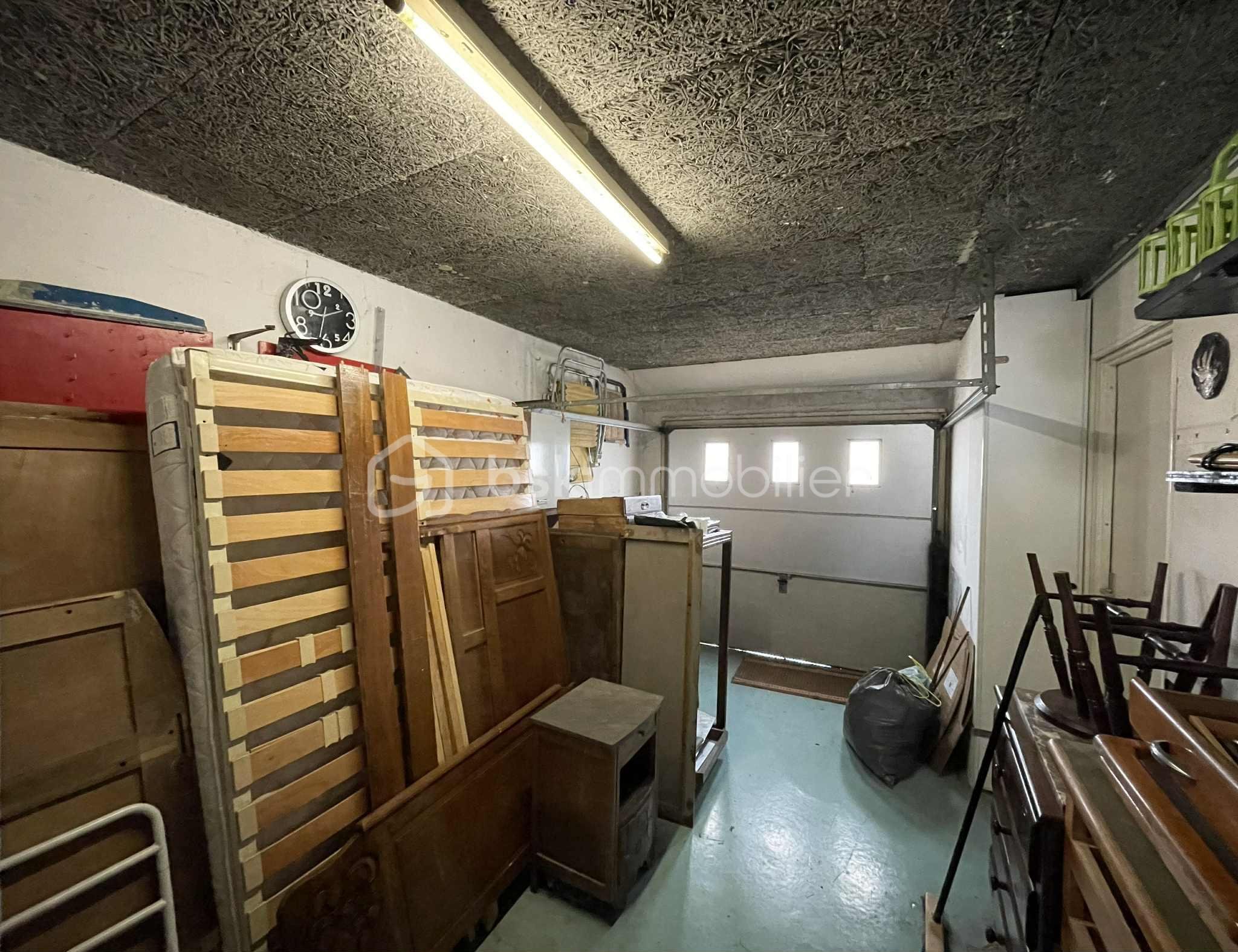 Maison traditionnelle de 88 m² - garage.jfif