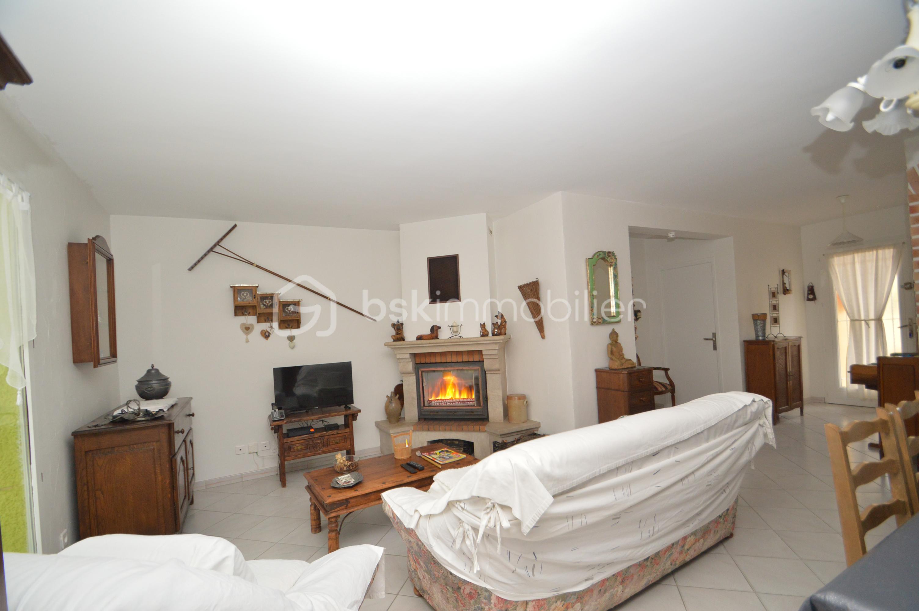 Maison traditionnelle de 128 m² - salon cheminée.jpg