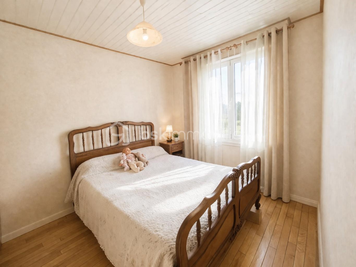 Chambre vintage ensoleillée et douce.png