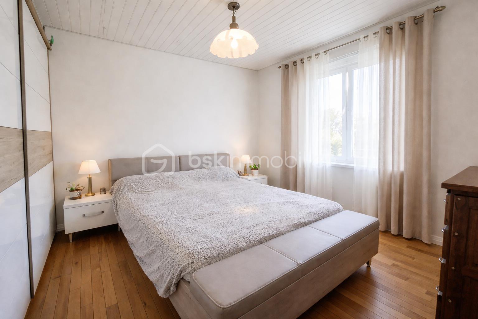 Chambre lumineuse et aérée contemporaine.png