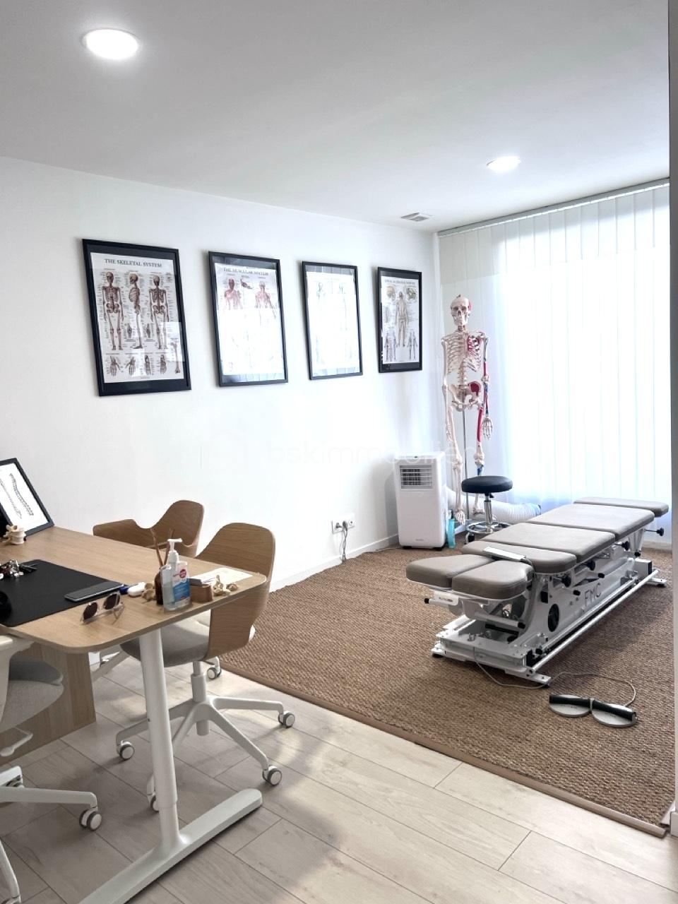 Local commercial de 28,02 m² - piece principale2.jpeg