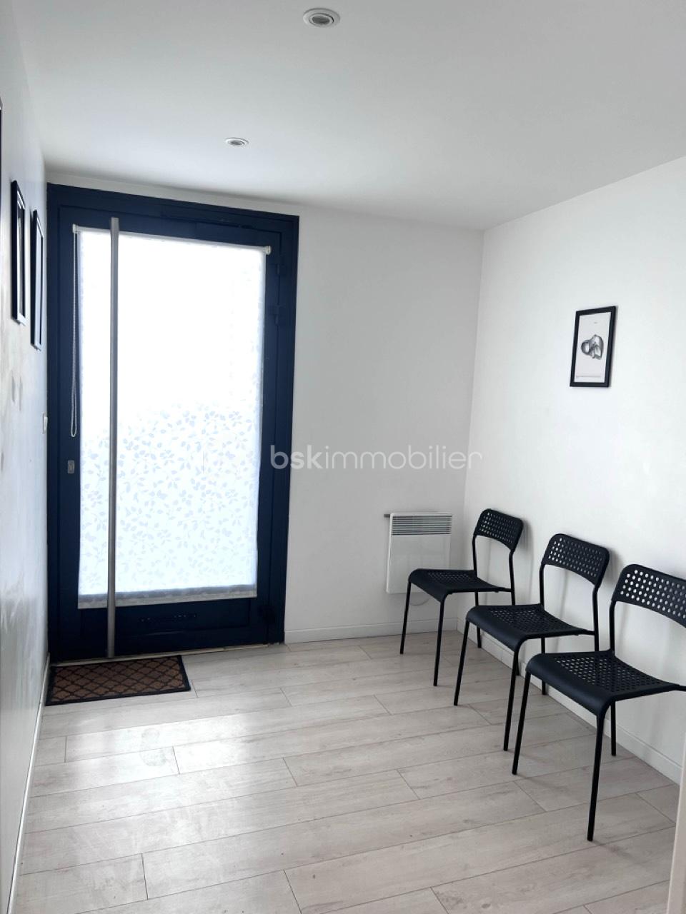 Local commercial de 28,02 m² - salle d attente.jpeg