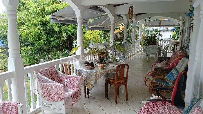 Maison de 175 m² - 202507 Rdc terrasse AV vue du pignon droit.jpg