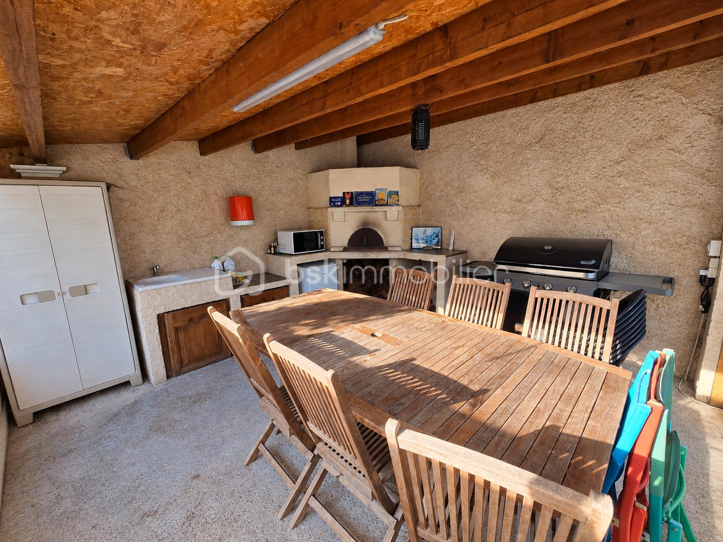 Terrasse méditerranéenne avec cuisine extérieure.png
