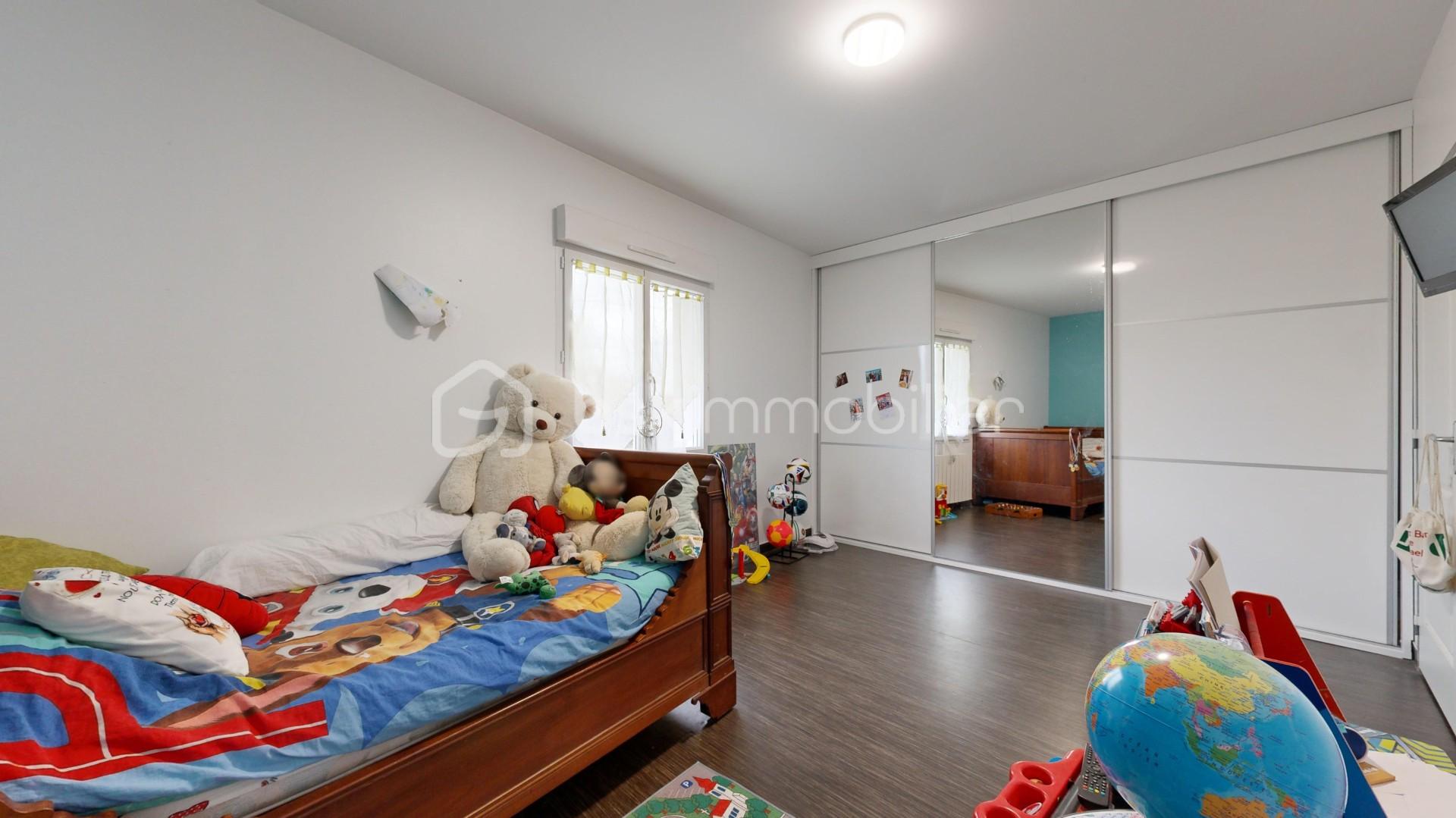 Maison traditionnelle de 213 m² - Ch.jpg