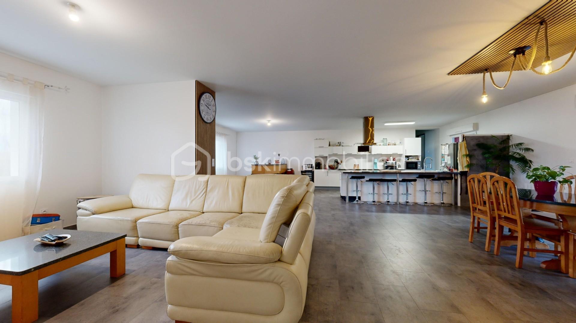 Maison traditionnelle de 213 m² - salon.jpg