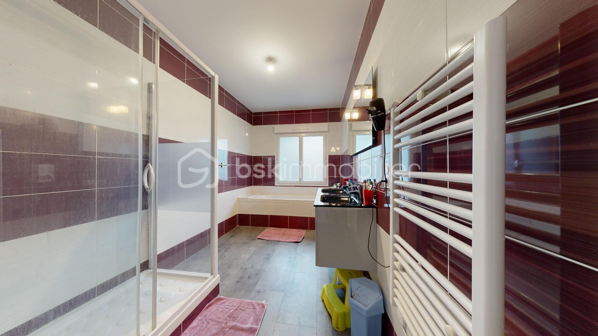 Maison traditionnelle de 213 m² - Bain.jpg