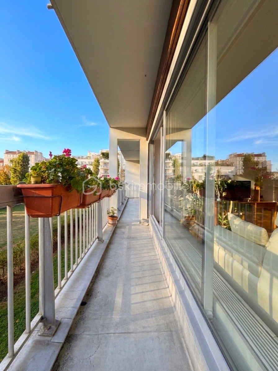 appartement-t2-44m2-courbevoie-balcon-fleurs.jpg