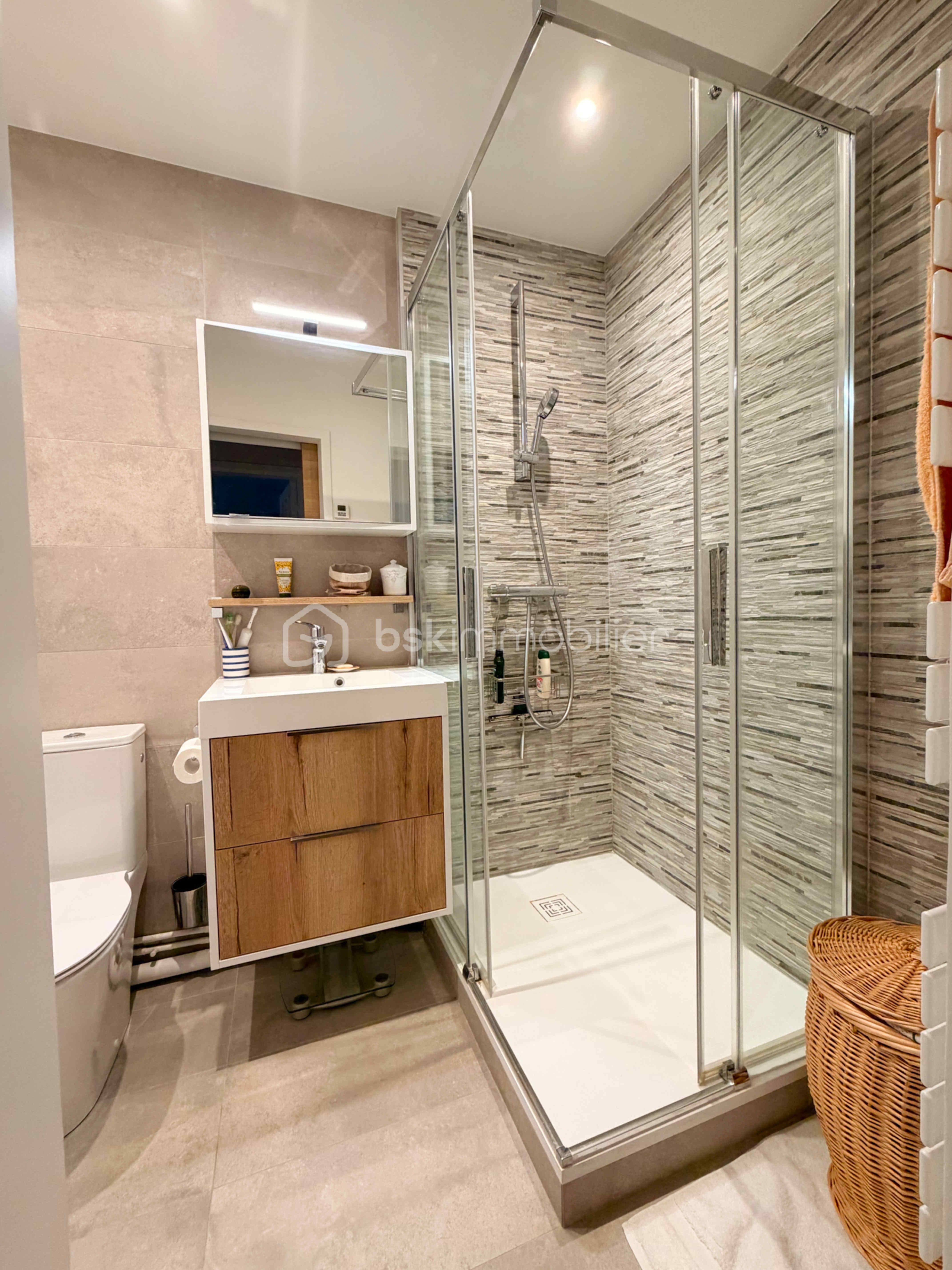 appartement-t2-44m2-courbevoie-salle-d-eau-moderne.jpg