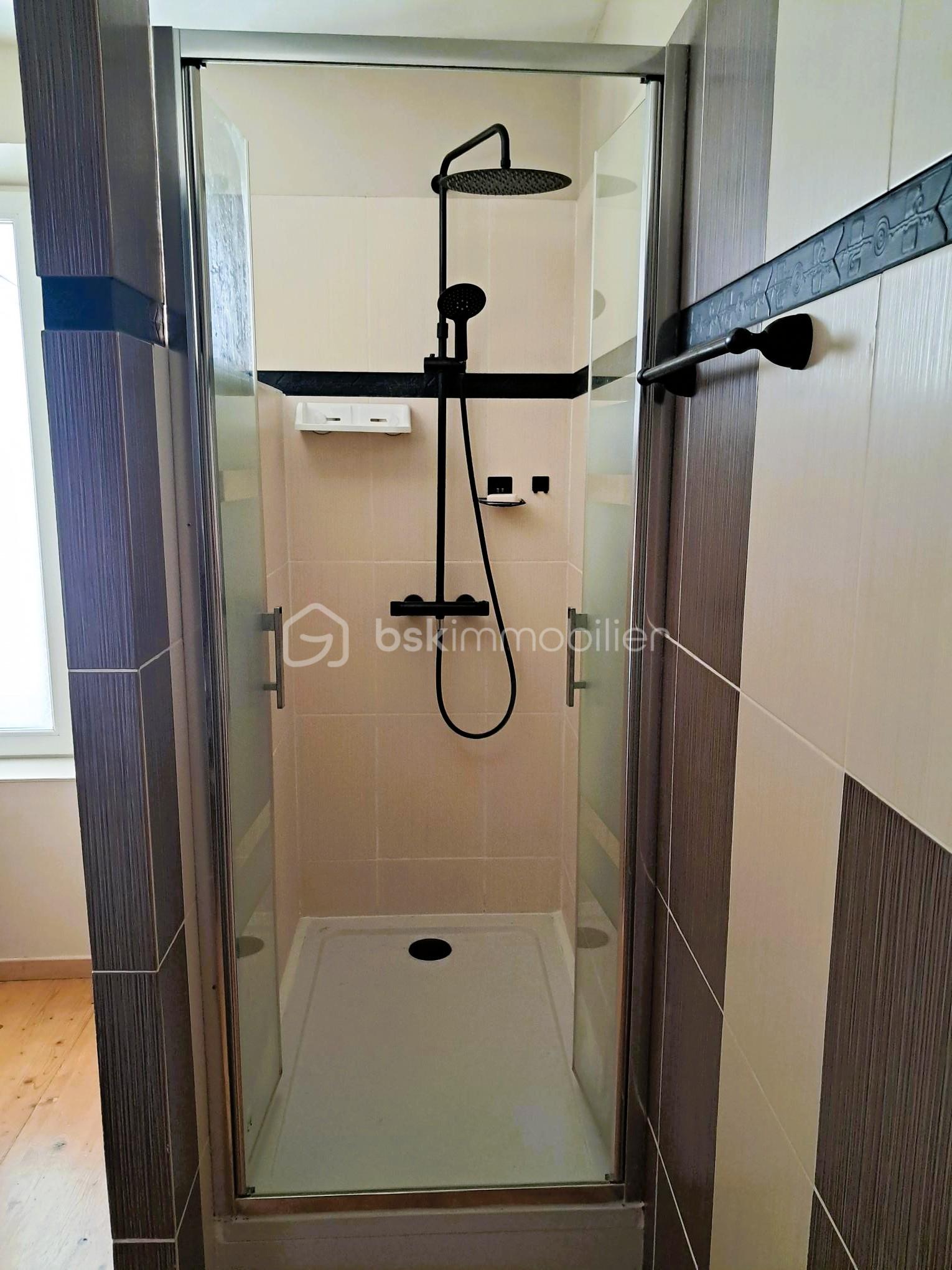 Maison ancienne de 87 m² - 13c - salle eau douche.jpg