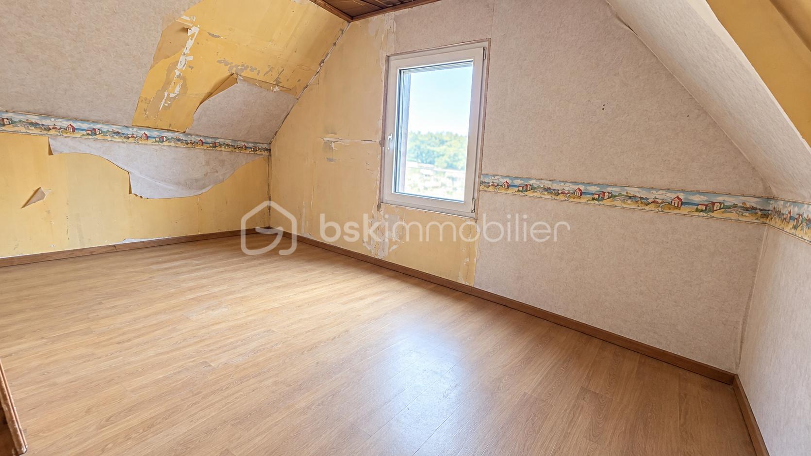 Grenier abandonné baigné de lumière.png