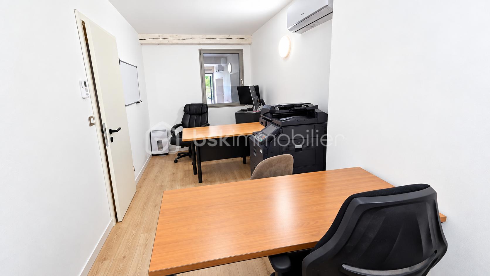 Bureau moderne lumineux et épuré.png