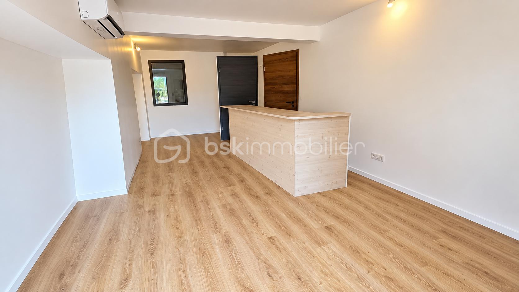 Intérieur de réception moderne et lumineux.png
