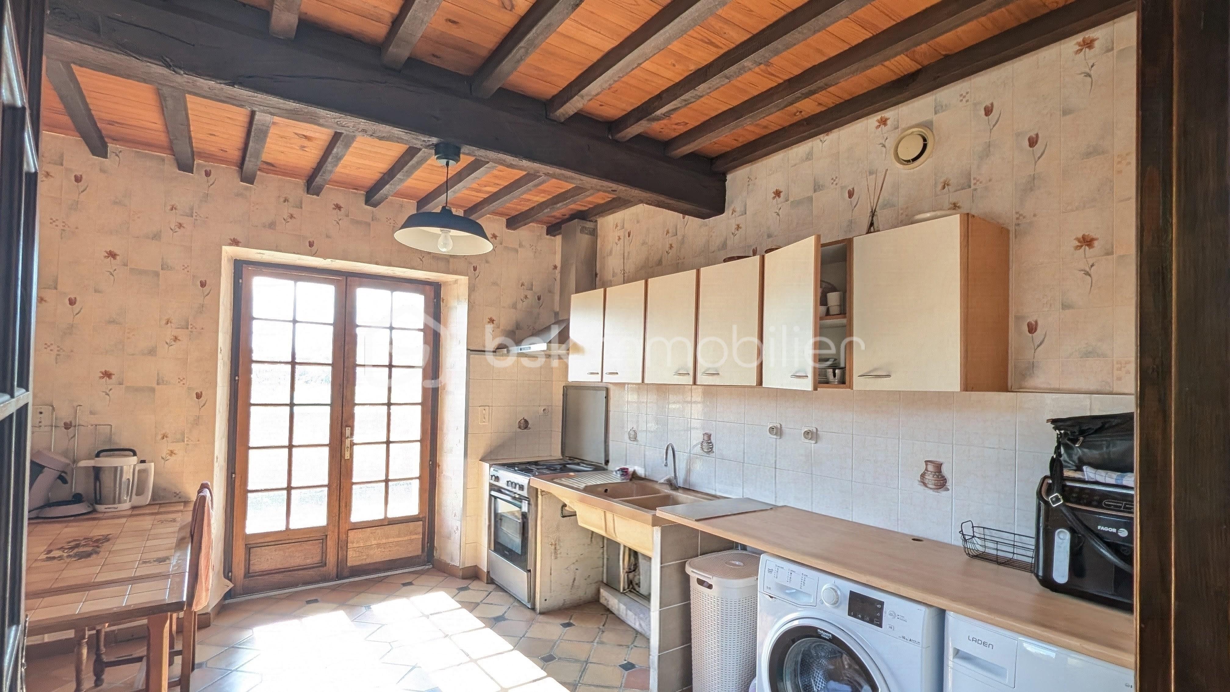 Cuisine avec accés terrasse achat grange morlaas maison a renover morlaas achat maison atypique achat ensemble immobilier morlaas grange sedzere.jpg