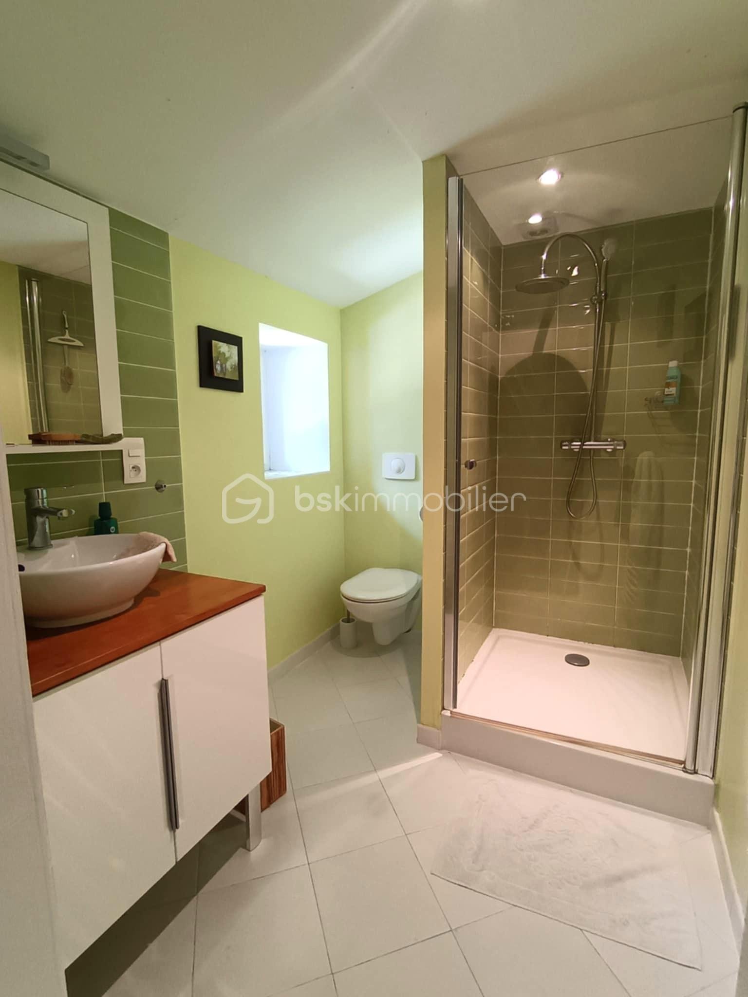 Maison longere de 294 m² - SALLE D'EAU AVEC DOUCHE ET WC (CHAMBRE 1).jpeg