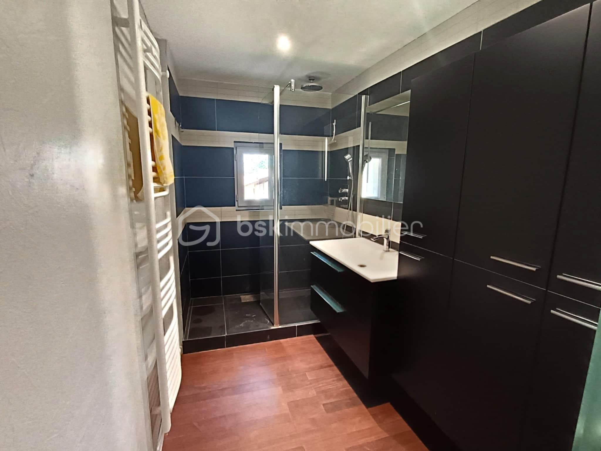Maison longere de 294 m² - SALLE D'EAU AVEC DOUCHE (CHAMBRE RDC).jpeg