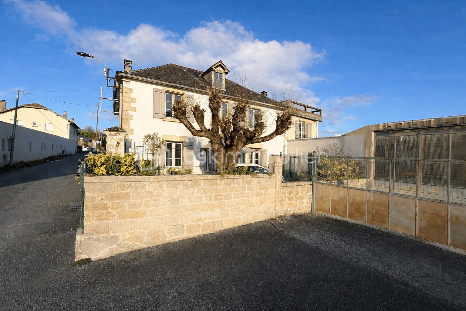 Maison traditionnelle dans un village pittoresque.png
