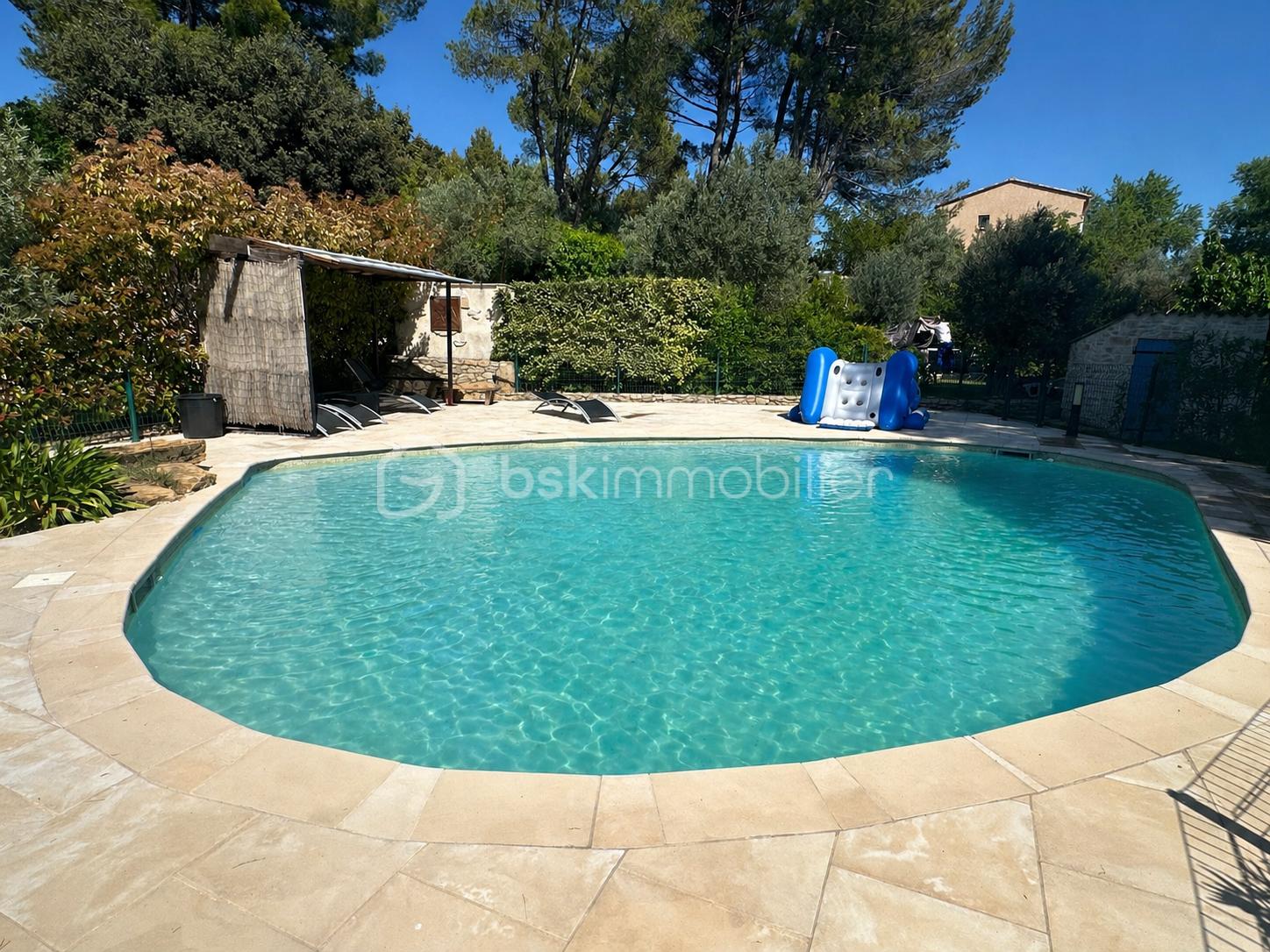piscine maison yelena.png