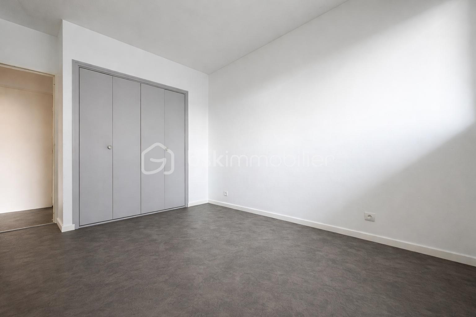 Chambre vide avec placard intégré.png