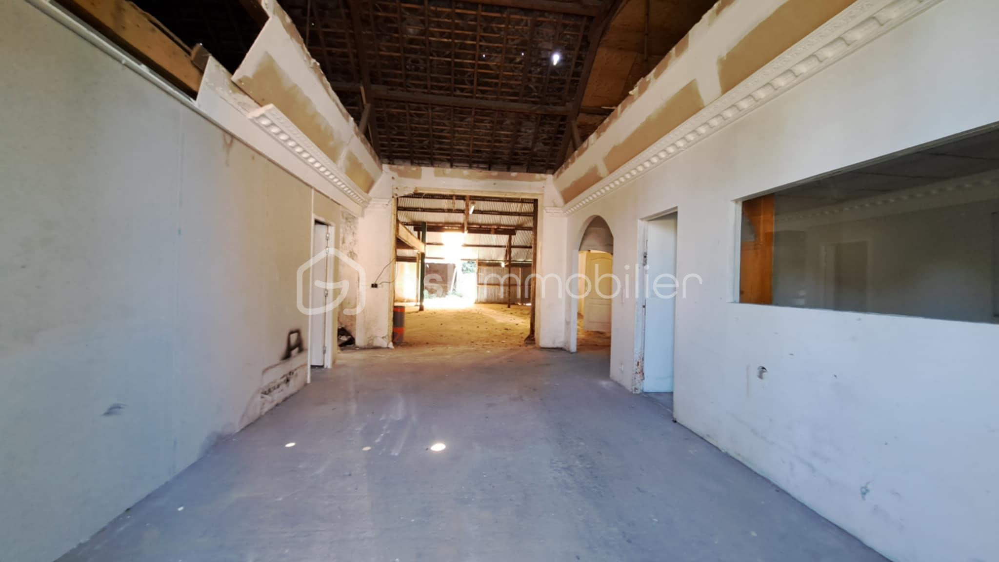 Local d activites de 212,27 m² - a5cb8725-01f2-4683-9840-f3964d343816.jpg