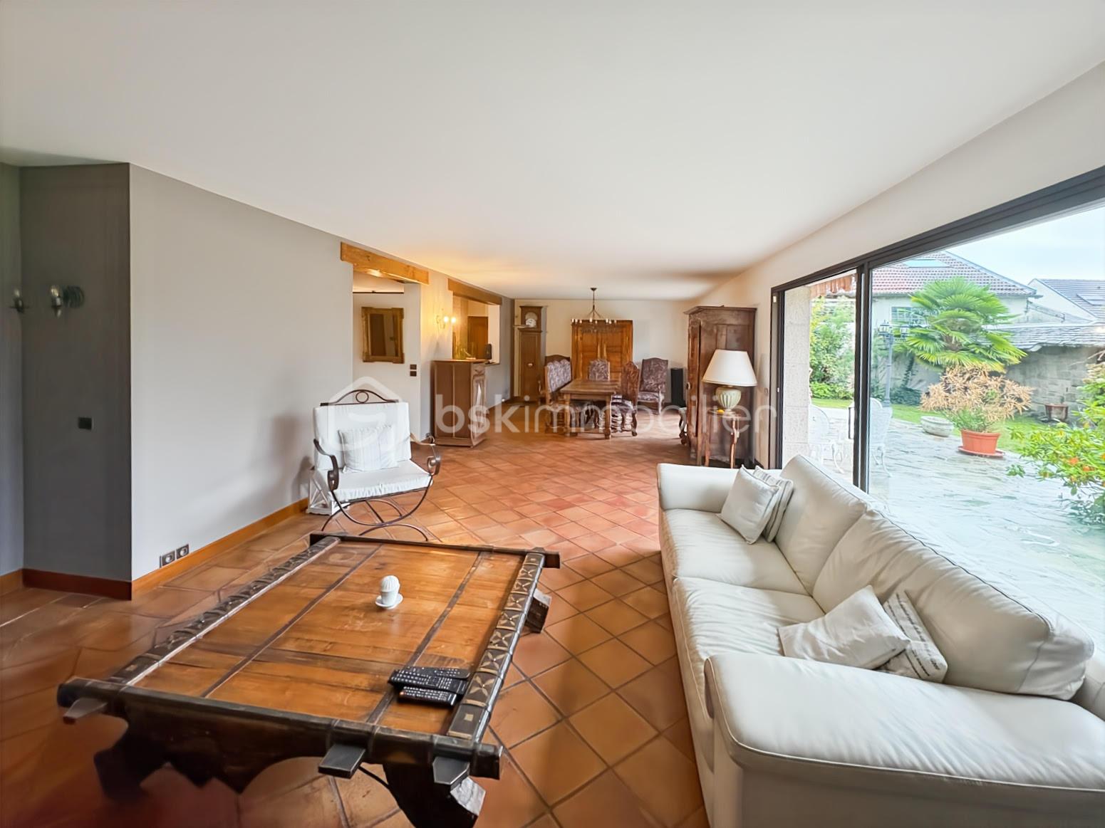 Maison en pierre de 180,04 m² - salon 1.jpg