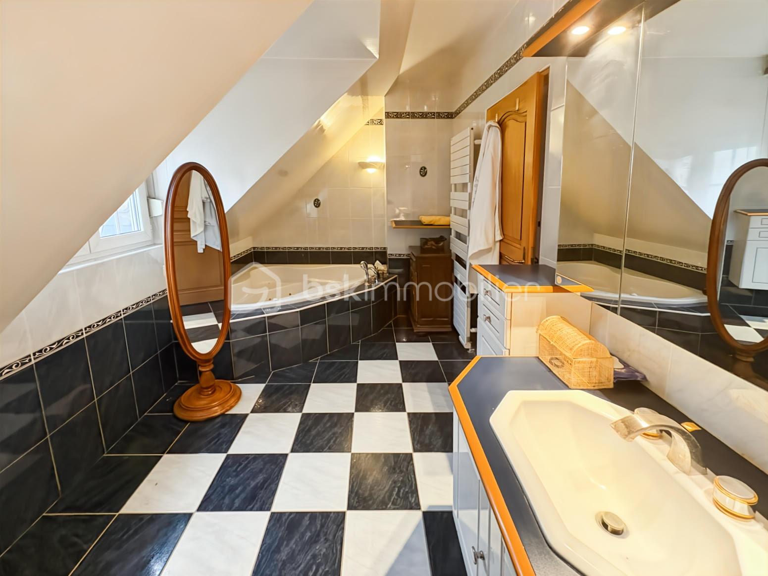Maison en pierre de 180,04 m² - salle de bain 1.jpg