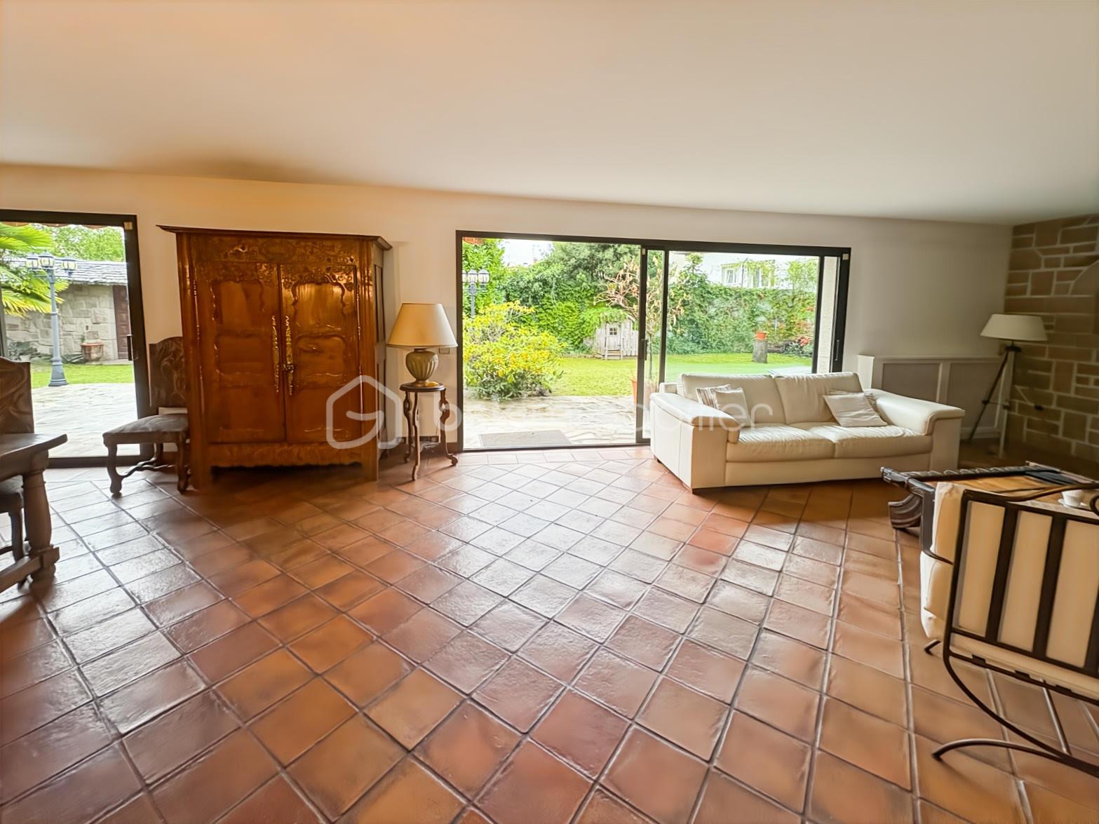 Maison en pierre de 180,04 m² - salon.jpg