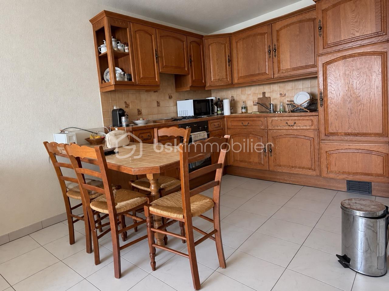 Cuisine chaleureuse et table de dîner vécue - Grande.jpeg