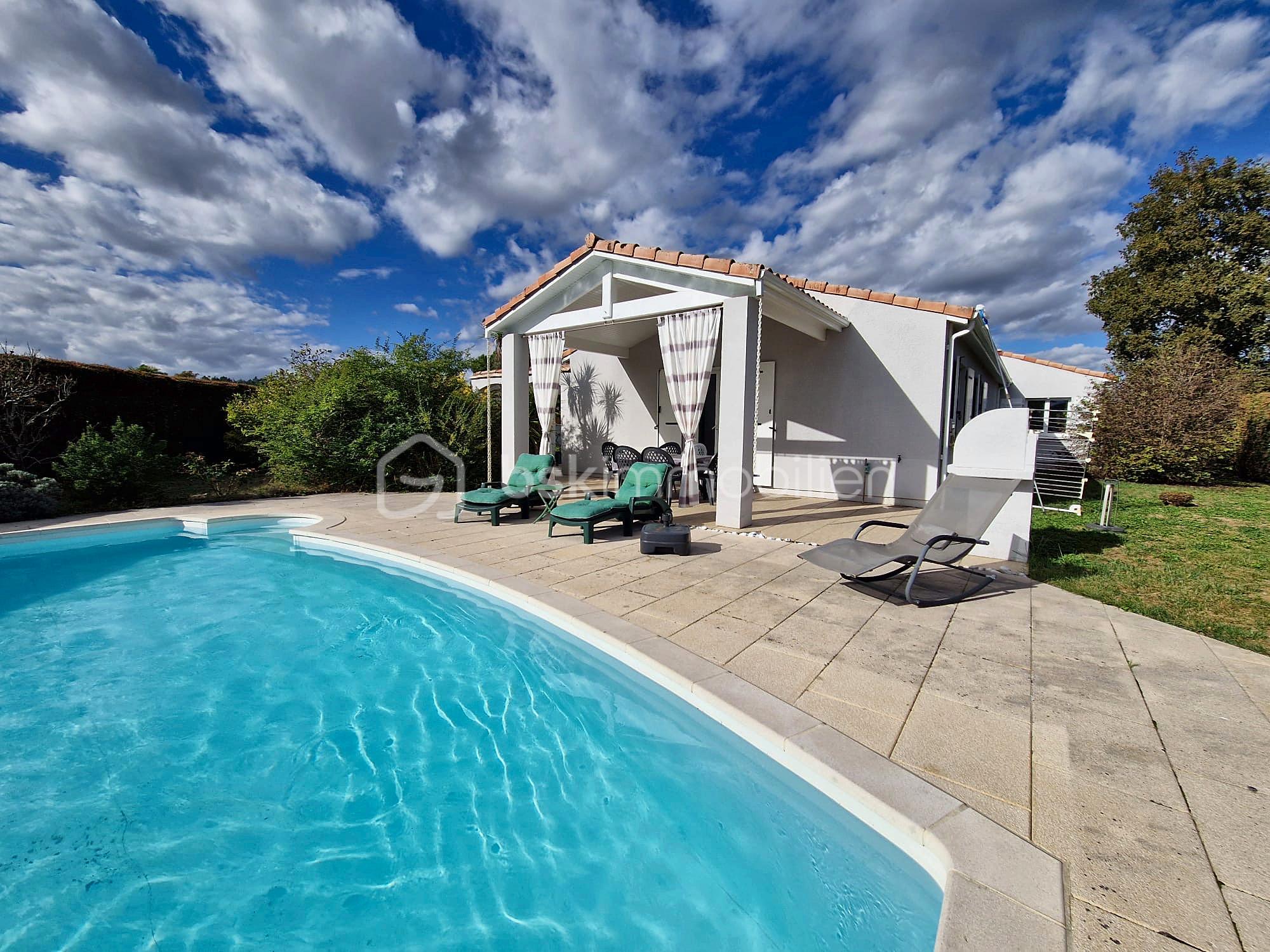 01_piscine_facade.jpg