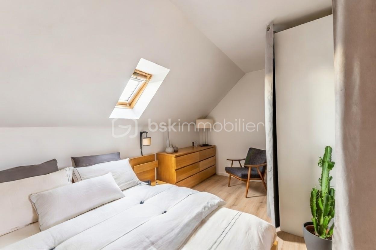 Maison de 97 m² - grok-image-retirer mirroir au dessus du fauteuil-retirer les cadres au dessus du lit-remplacer moquette par stratifié bois clair-994ee114-e7dc-468e-a843-9c03586246fc-image-edit-0_0-image-edit-0_0-image-edit-0_0.png