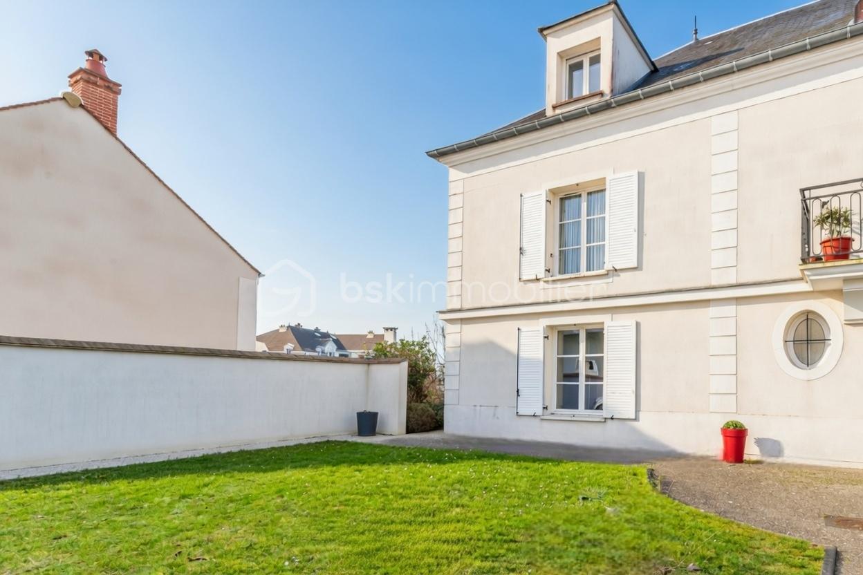 Maison de 97 m² - grok-image-rendre l'herbe plus verte dans une ambiance estivale-8e0d16cd-7f7f-403b-8f86-3187c883d65f-image-edit-0_1-Photoroom.png