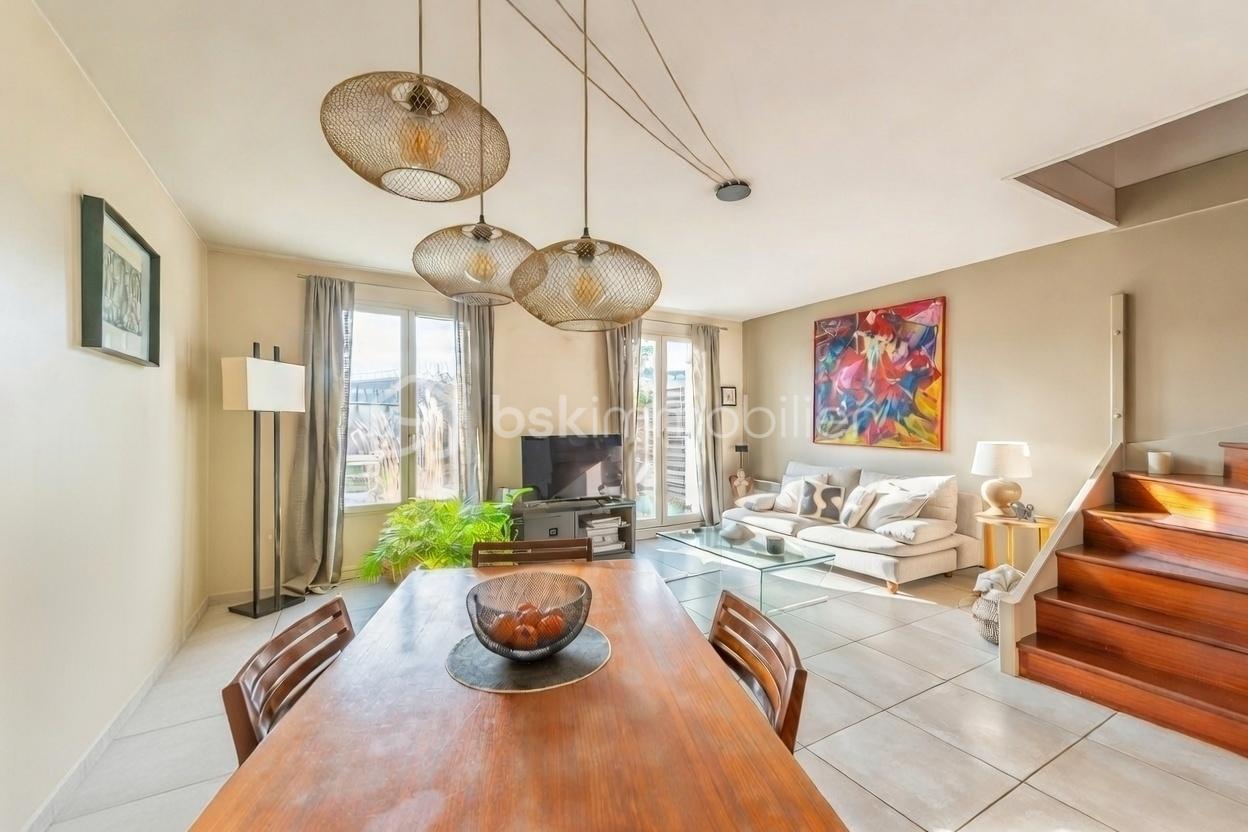 Maison de 97 m² - grok-image-retirer le buffet a gauche de la table-retirer les fauteuils devant l'escalier et derriere la table-7f2c9aea-a9fc-483d-a150-60865449fbd2-image-edit-0_0-image-edit-0_0-Photoroom.png