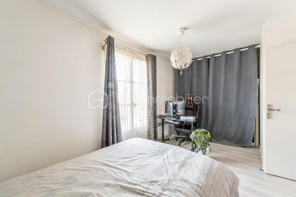 Maison de 97 m² - grok-image-tirer le rideau afin de cacher le placard-retirer logo keymex et peluche sur le lit-931121a6-1037-41d1-9175-2a1c5aa559a3-image-edit-2_0-image-edit-0_0.png