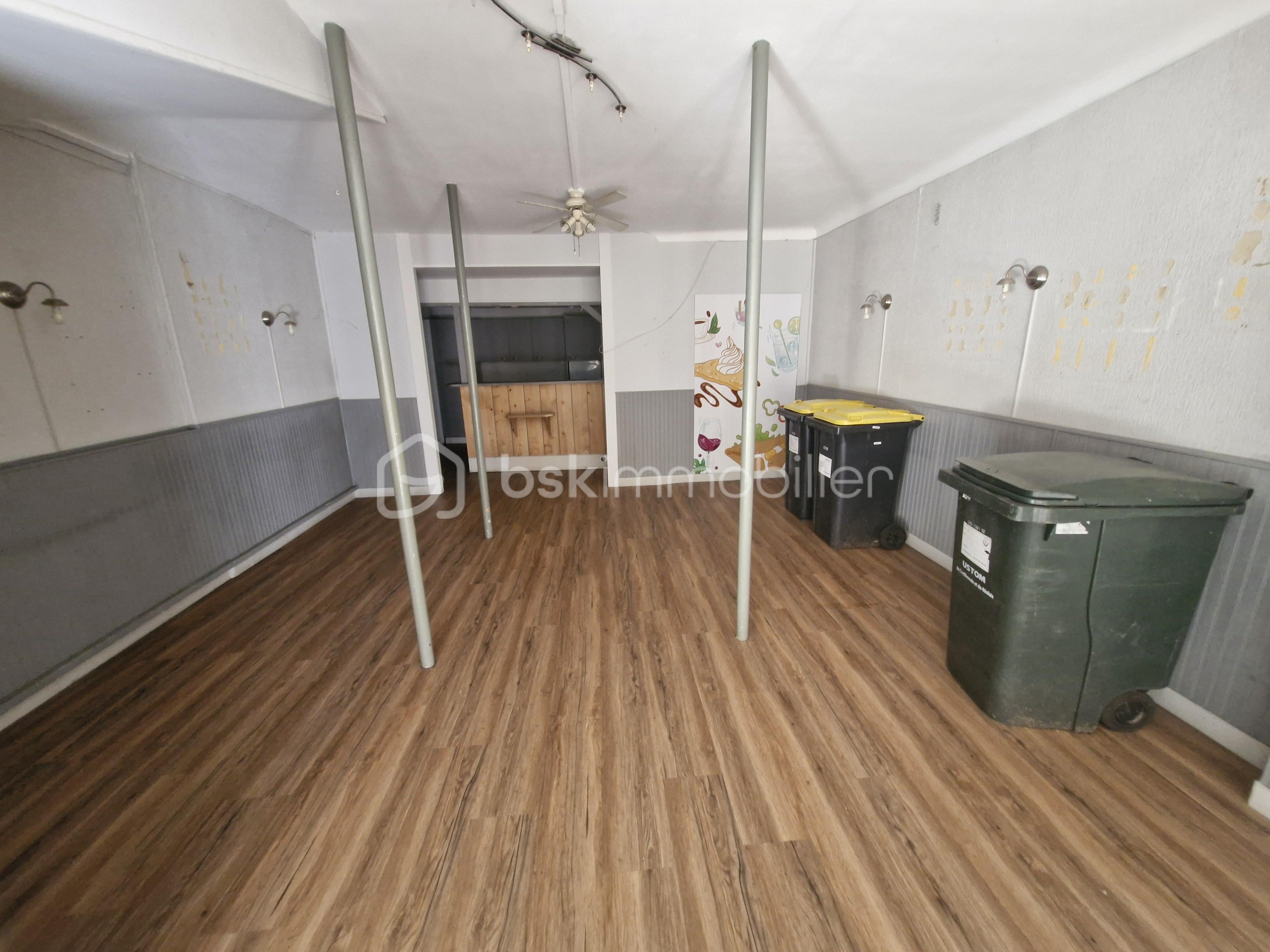 Immeuble commercial de 196 m² - 20250930_160444.jpg