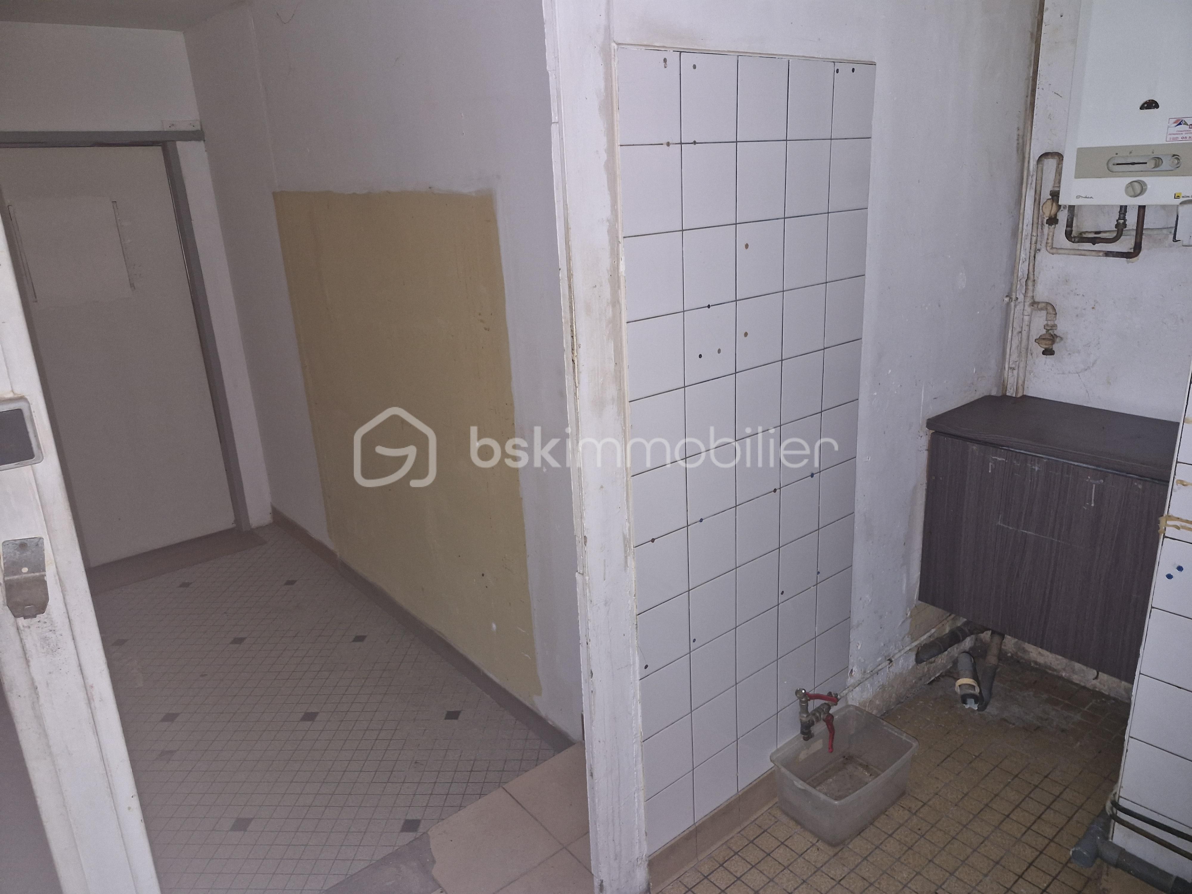 Immeuble commercial de 196 m² - 20250930_160624.jpg