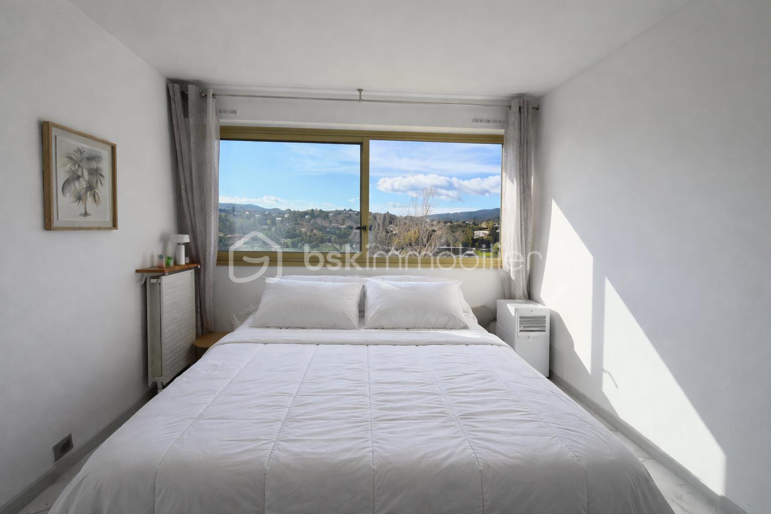 Chambre lumineuse avec vue panoramique.png