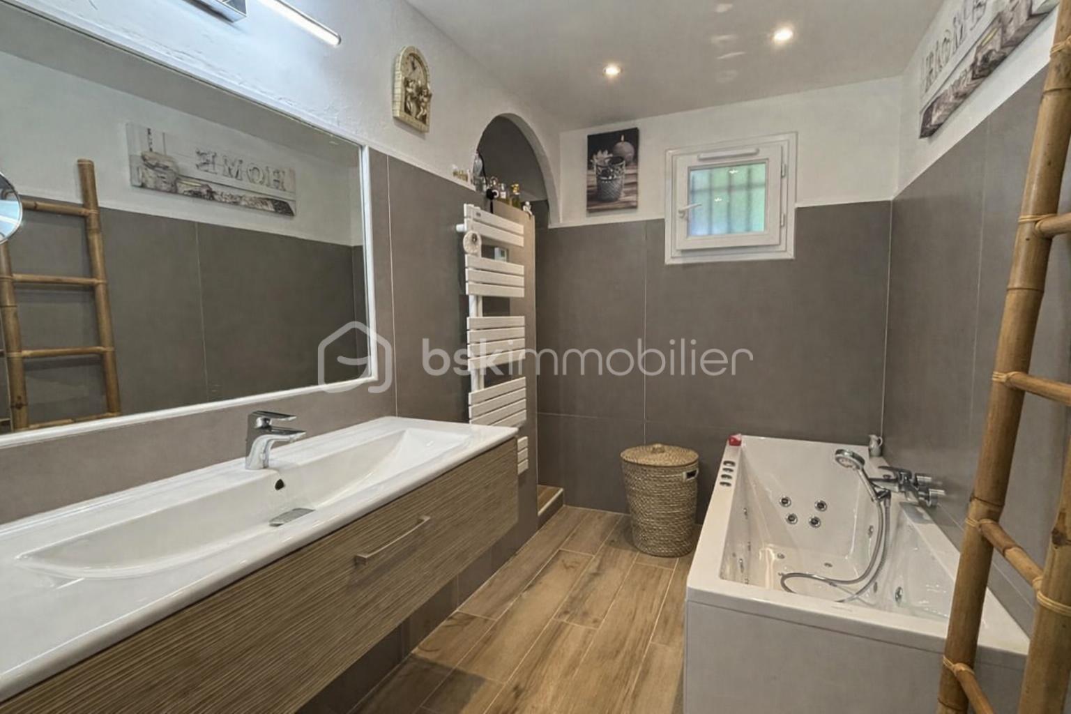 Salle de bain moderne et élégante.png