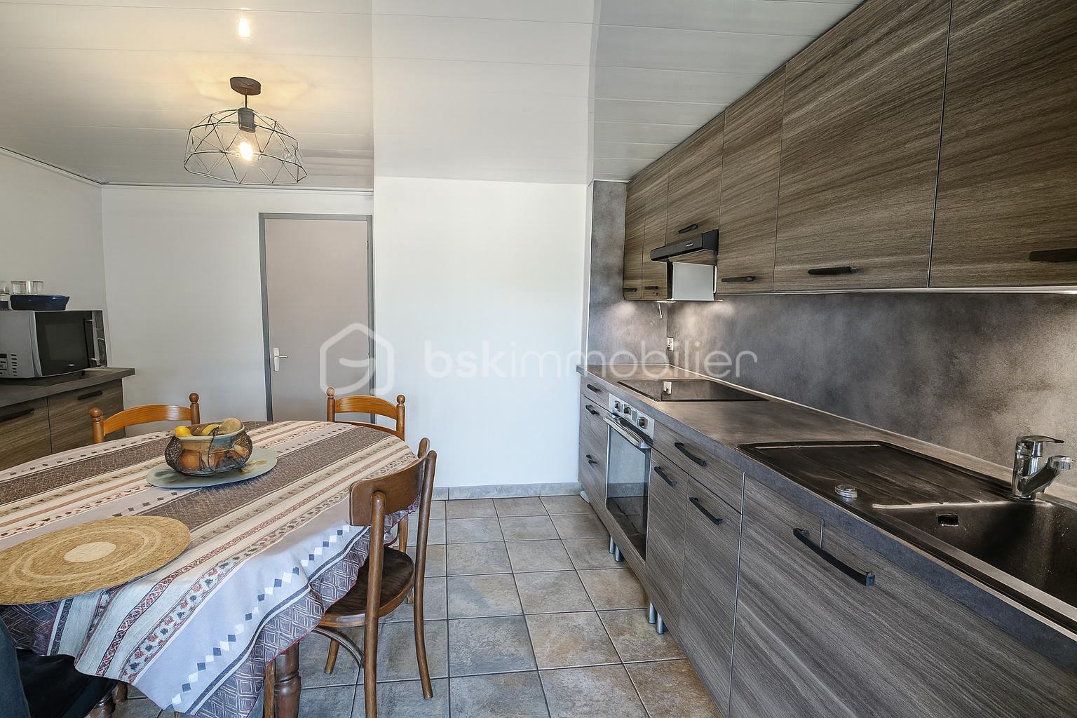 Maison de 105 m² - Cuisine moderne et traditionnelle en harmonie.png