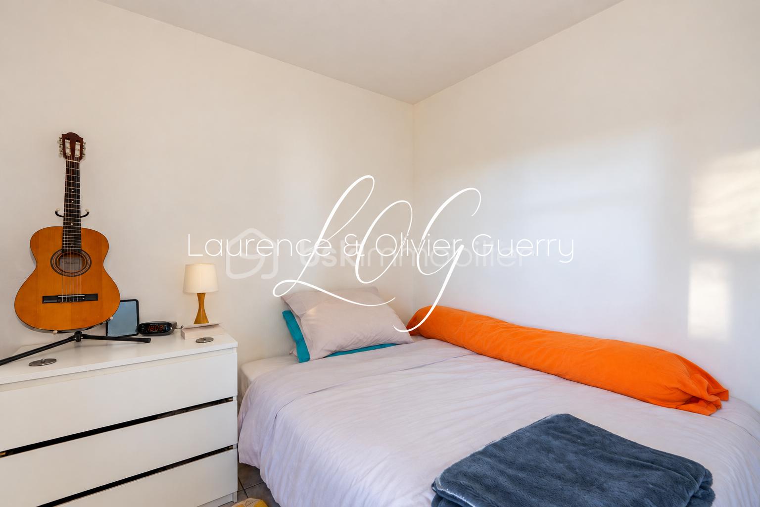 Chambre minimaliste baignée de lumière naturelle.png