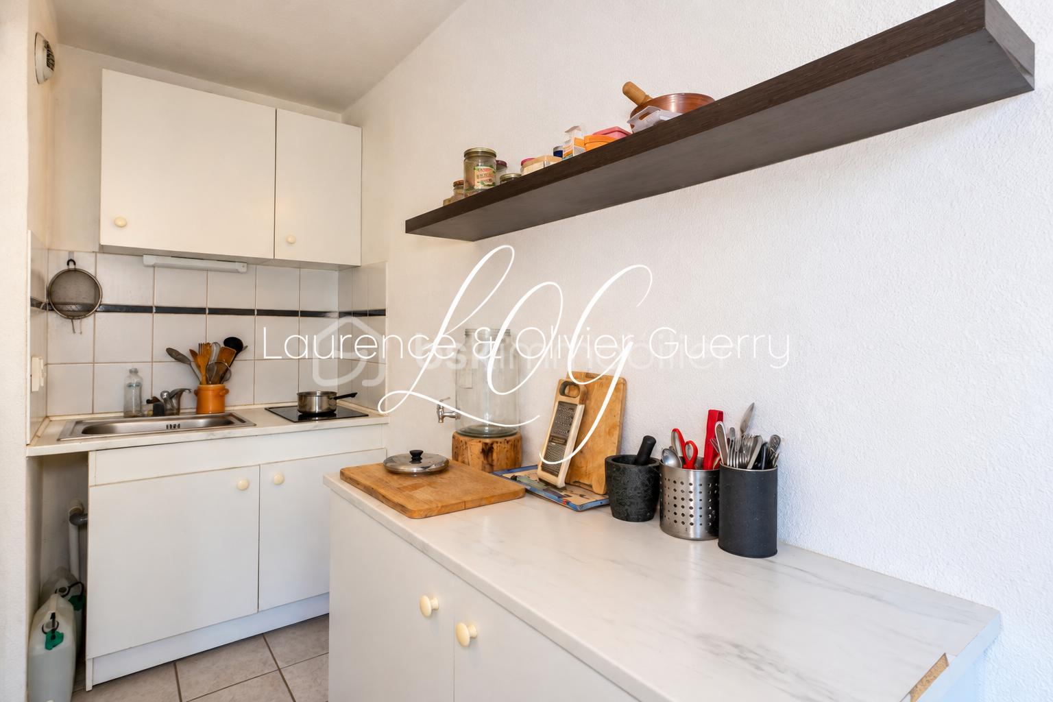 Kitchenette minimaliste avec étagère en bois.png