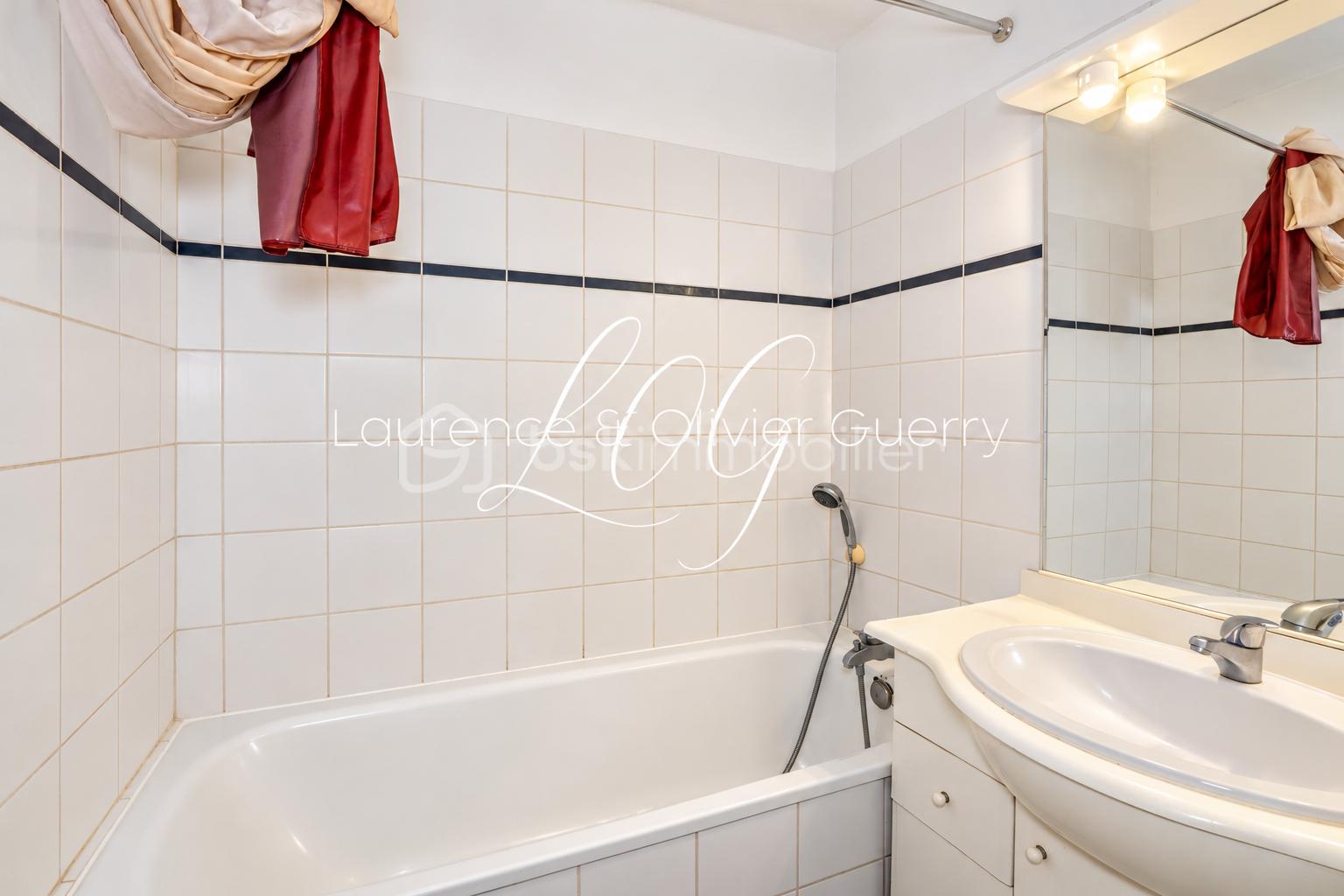 Salle de bain élégante avec monogramme LOG.png