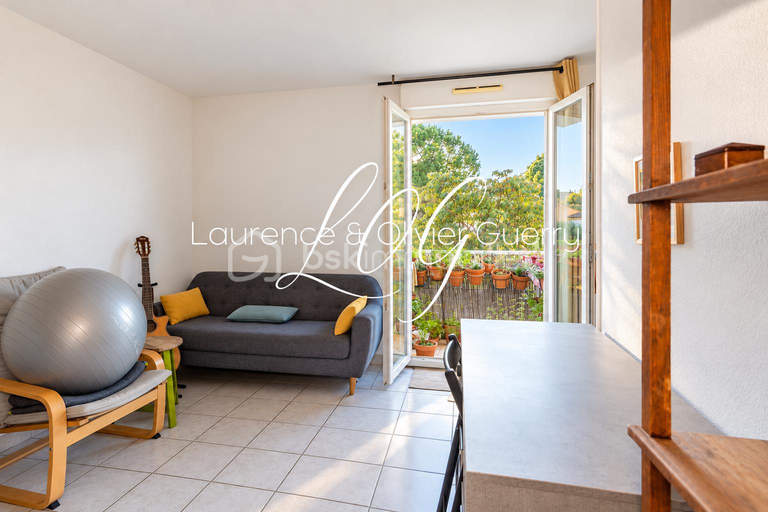 Salon lumineux avec balcon végétalisé.png