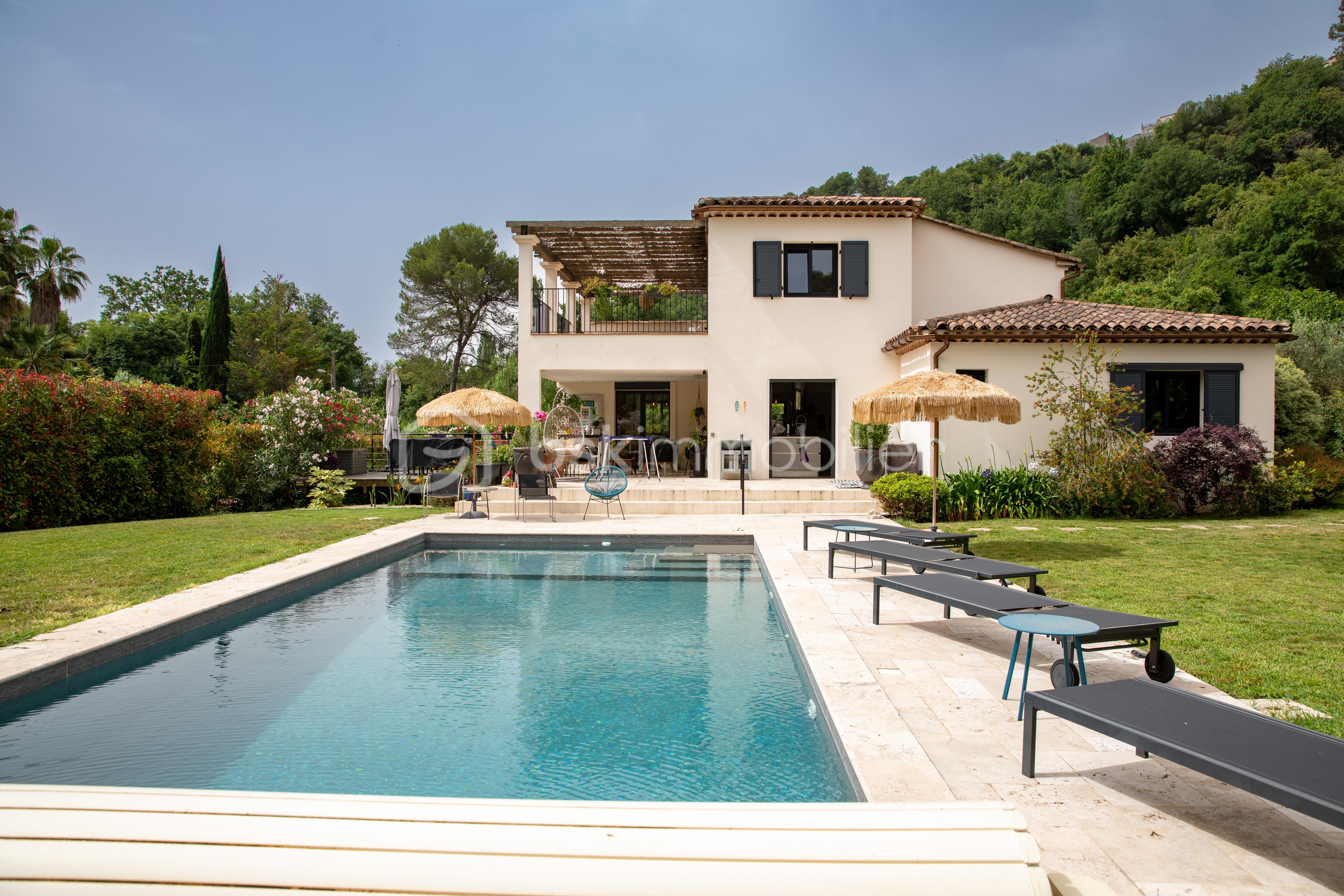 Maison de 262 m² - PISCINE ET MAISON EN FOND.jpg