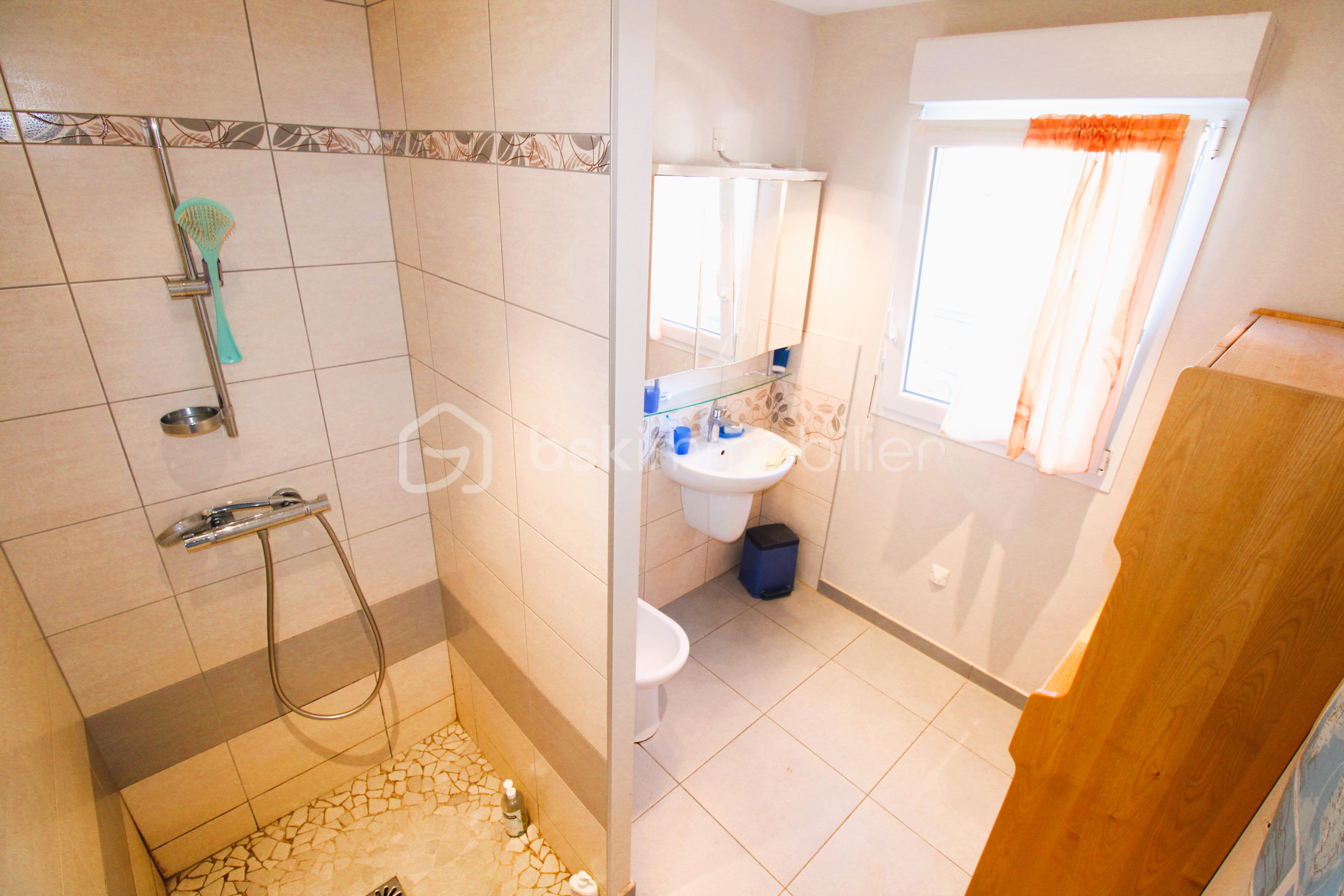 Maison de 100 m² - SALLE D EAU.jpg