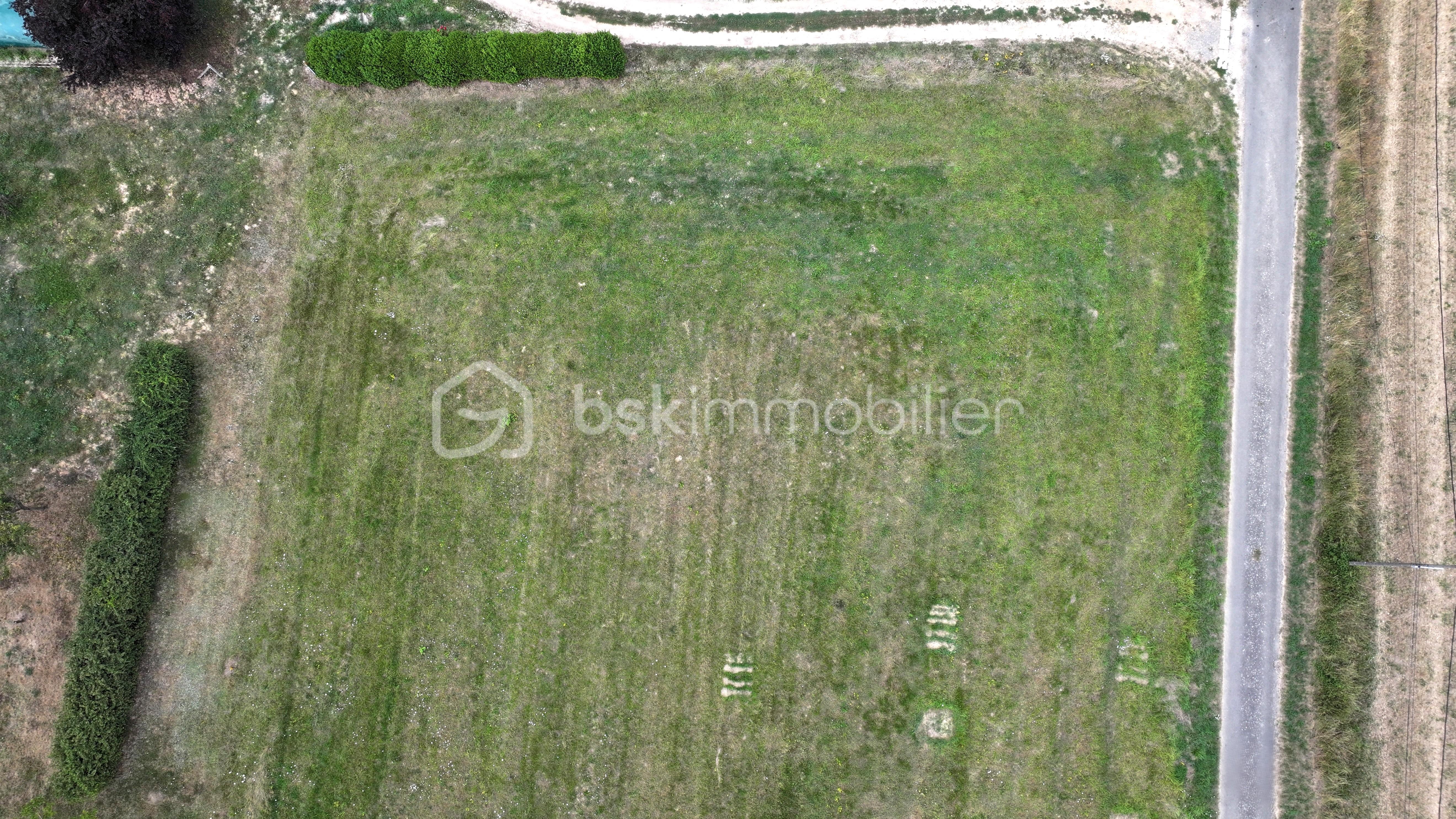 Terrain de 592 m² - TERRAIN vue par drone 1.jpg
