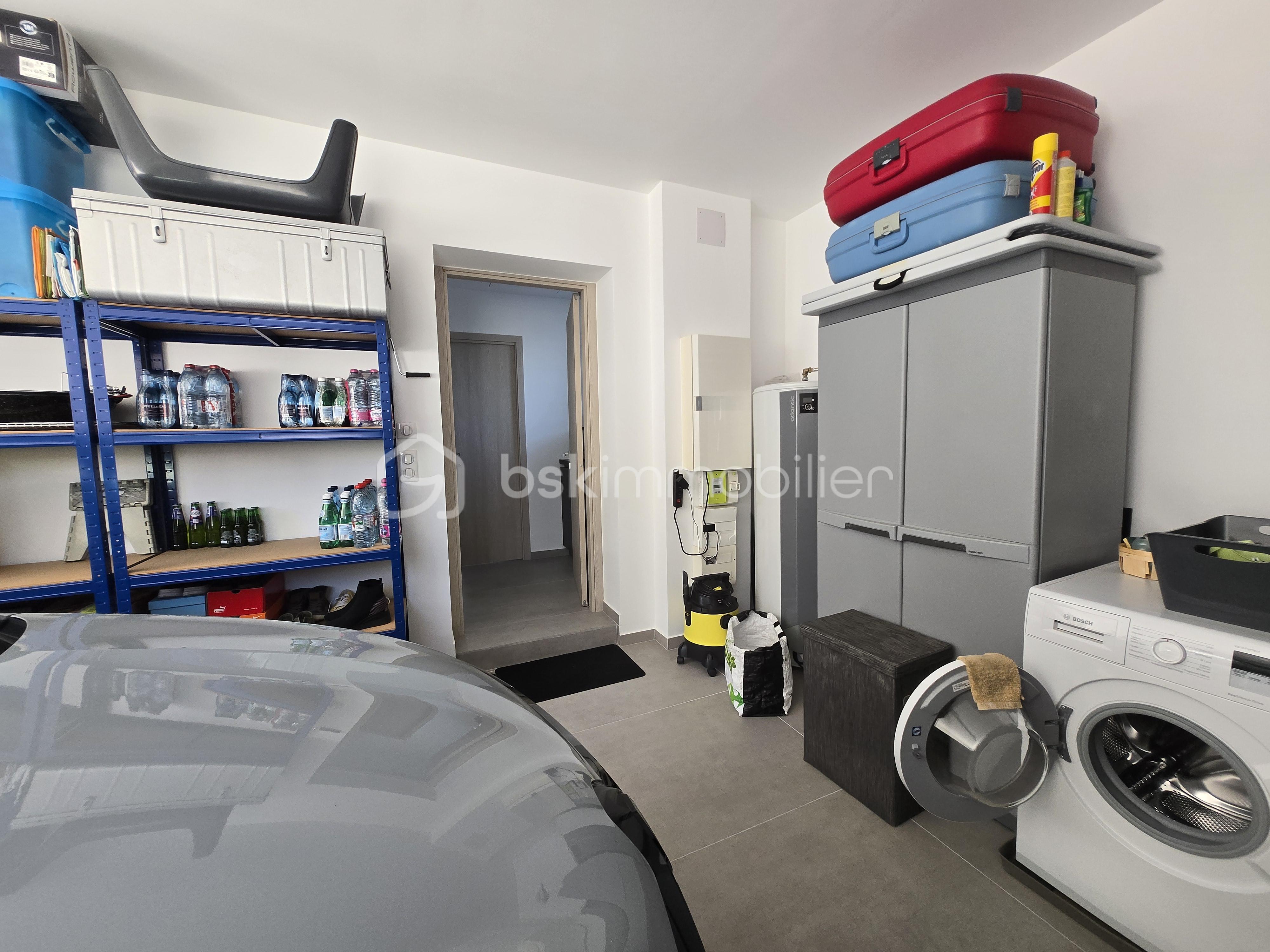 Maison contemporaine de 131 m² - garage (2).jpg